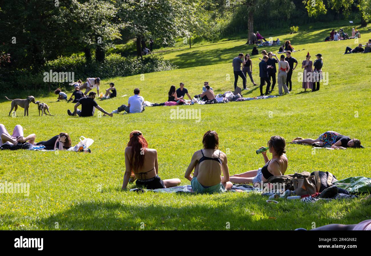 L'image montre : temps chaud. 28.5.23 Waterlow Park à Highgate temps chaud et soleil à Londres pendant le week-end de vacances en banque Pic gavin rodgers/pixel Banque D'Images