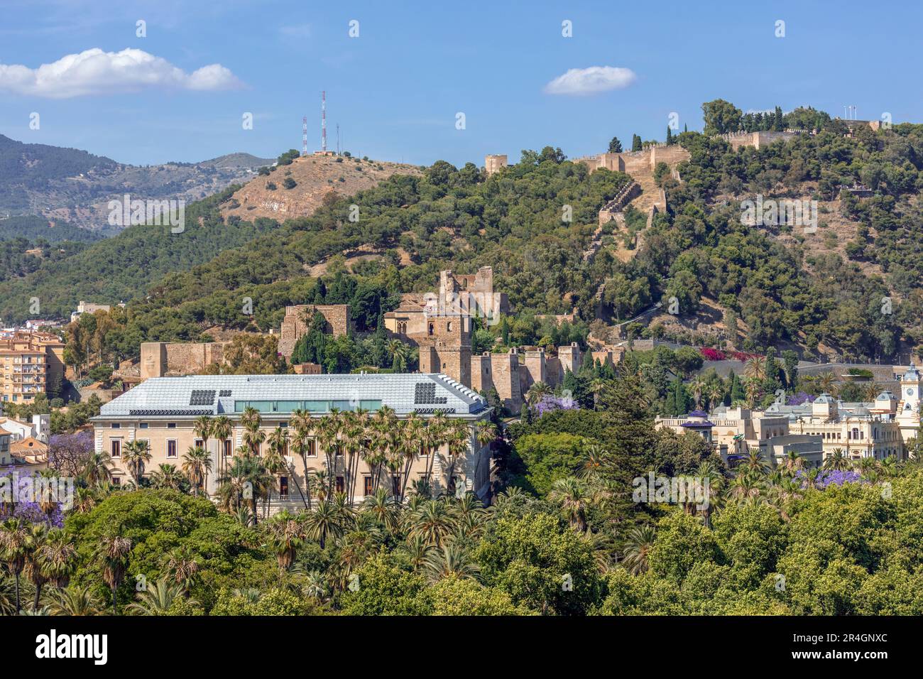 Malaga, Costa del Sol, la province de Malaga, Andalousie, Espagne du sud. Les fortifications maures de Malaga : les murs de l'Alcazaba atteignant jusqu' l'hil Banque D'Images