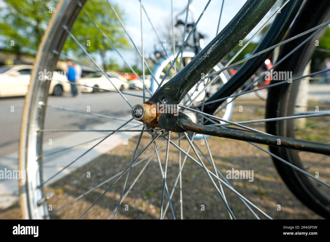 Jante de vélo avec rayons, garée sur le côté de la voie en ville Photo  Stock - Alamy