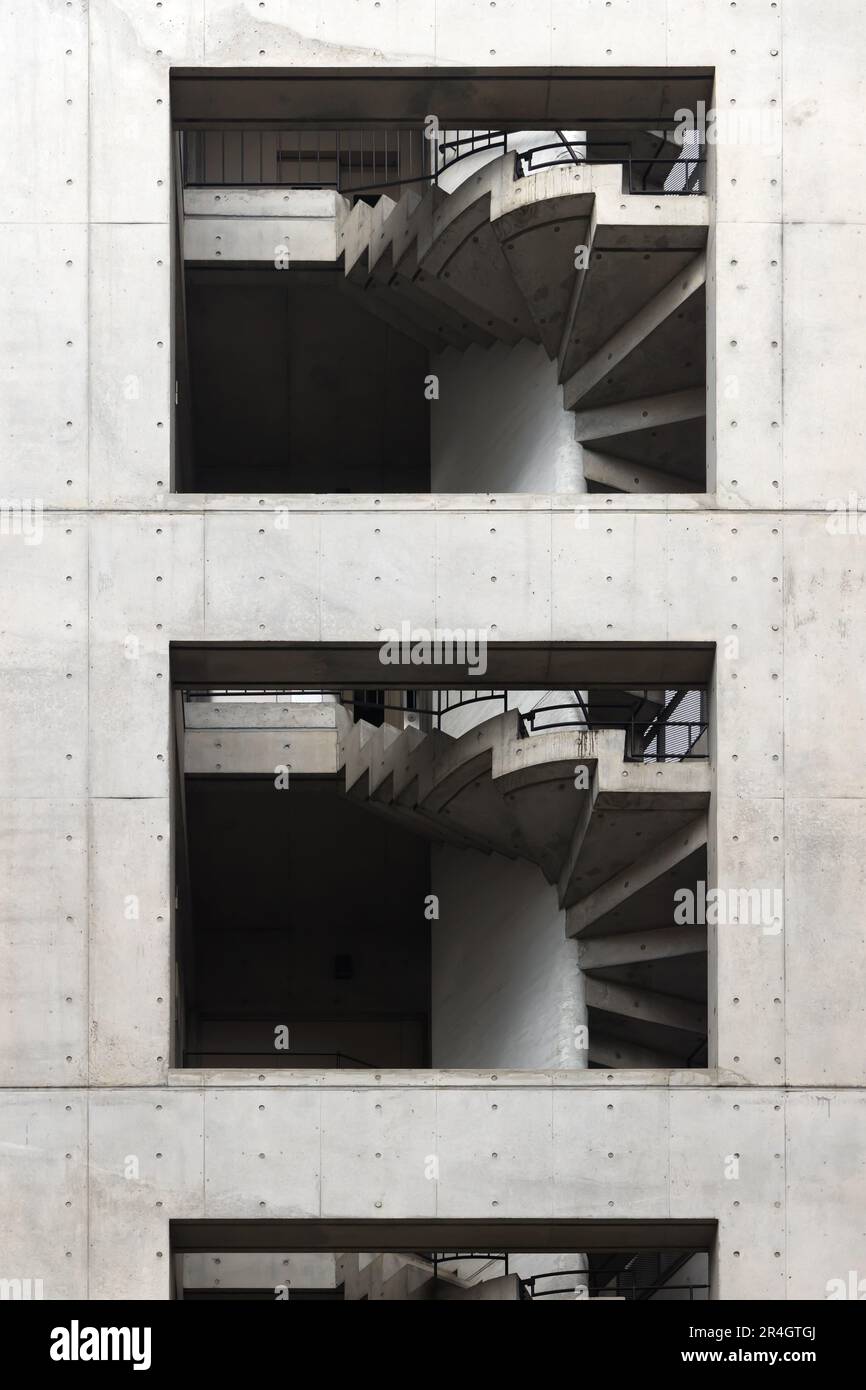 image de la vue d'un bâtiment en béton avec escaliers en spirale Banque D'Images