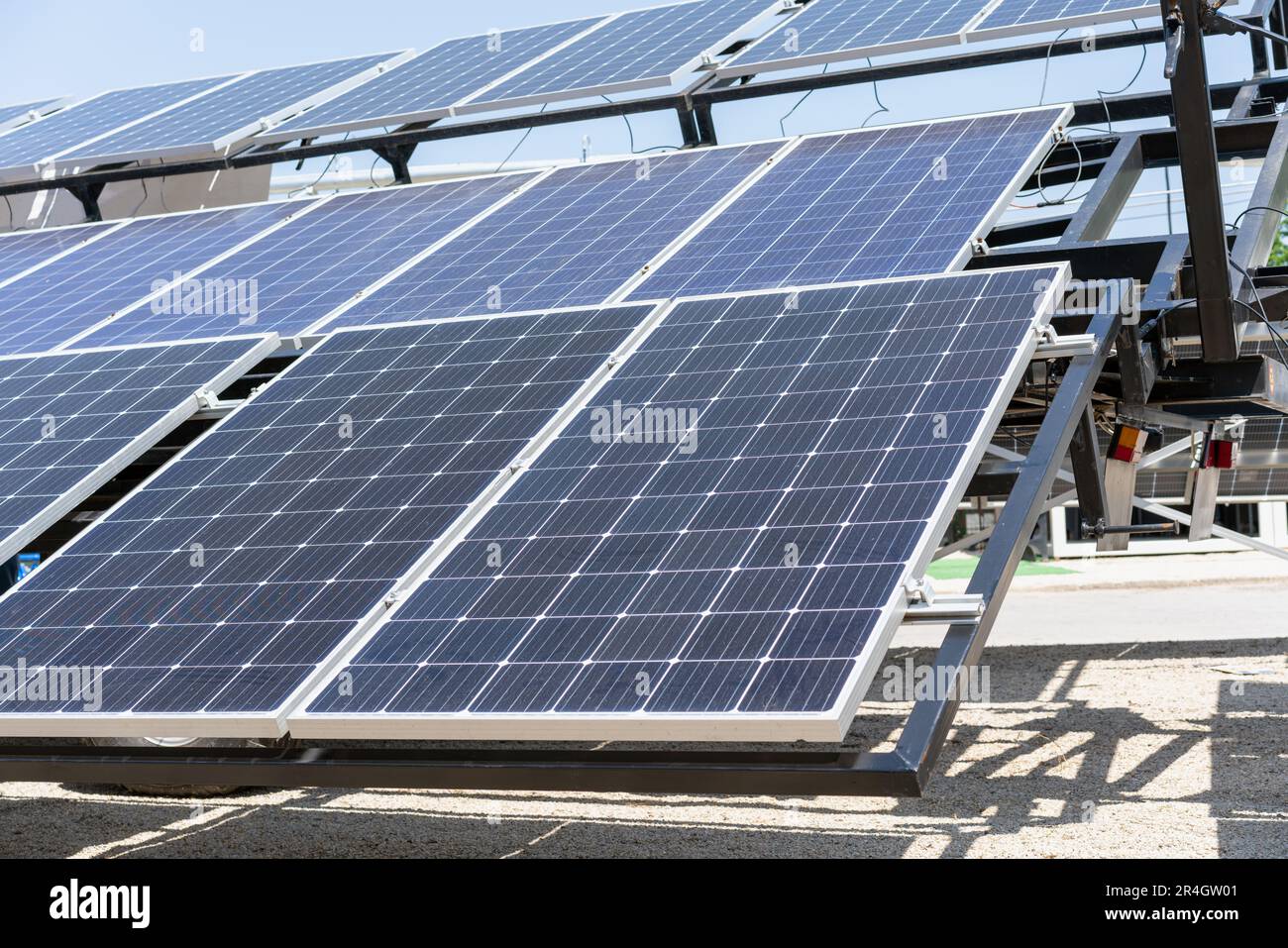 Panneaux d'énergie solaire installés sur une remorque, ferme solaire mobile. Banque D'Images