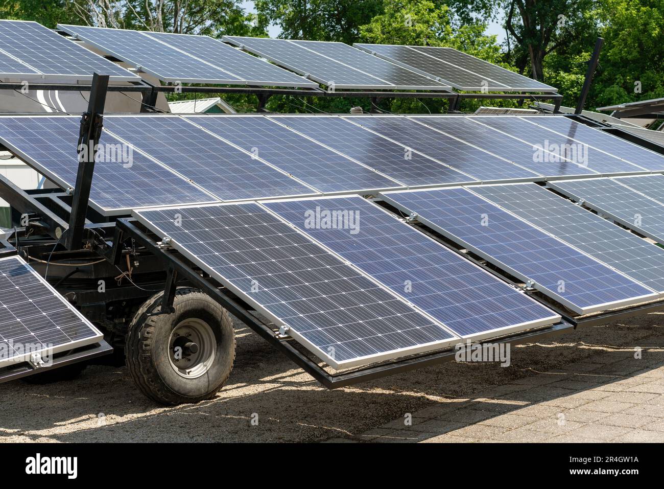 Ferme solaire mobile, panneaux d'énergie solaire installés sur la remorque. Banque D'Images