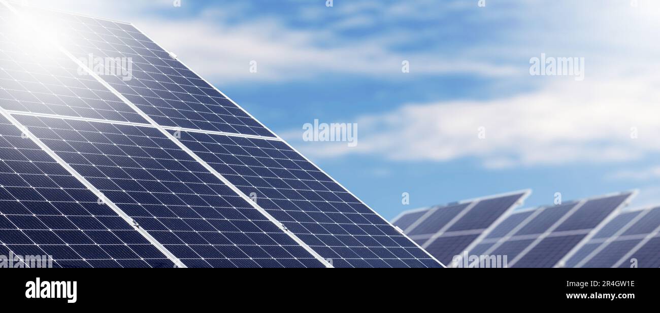 Exploitation d'énergie solaire renouvelable, de grands panneaux solaires dans une rangée contre le ciel bleu. Banque D'Images