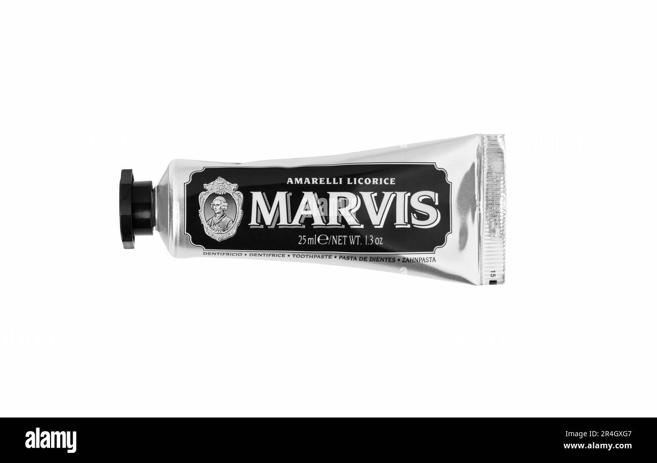 Chisinau, Moldavie 26 mai 2023: Tube de dentifrice Marvis sur fond blanc isolé. Avec masque Banque D'Images