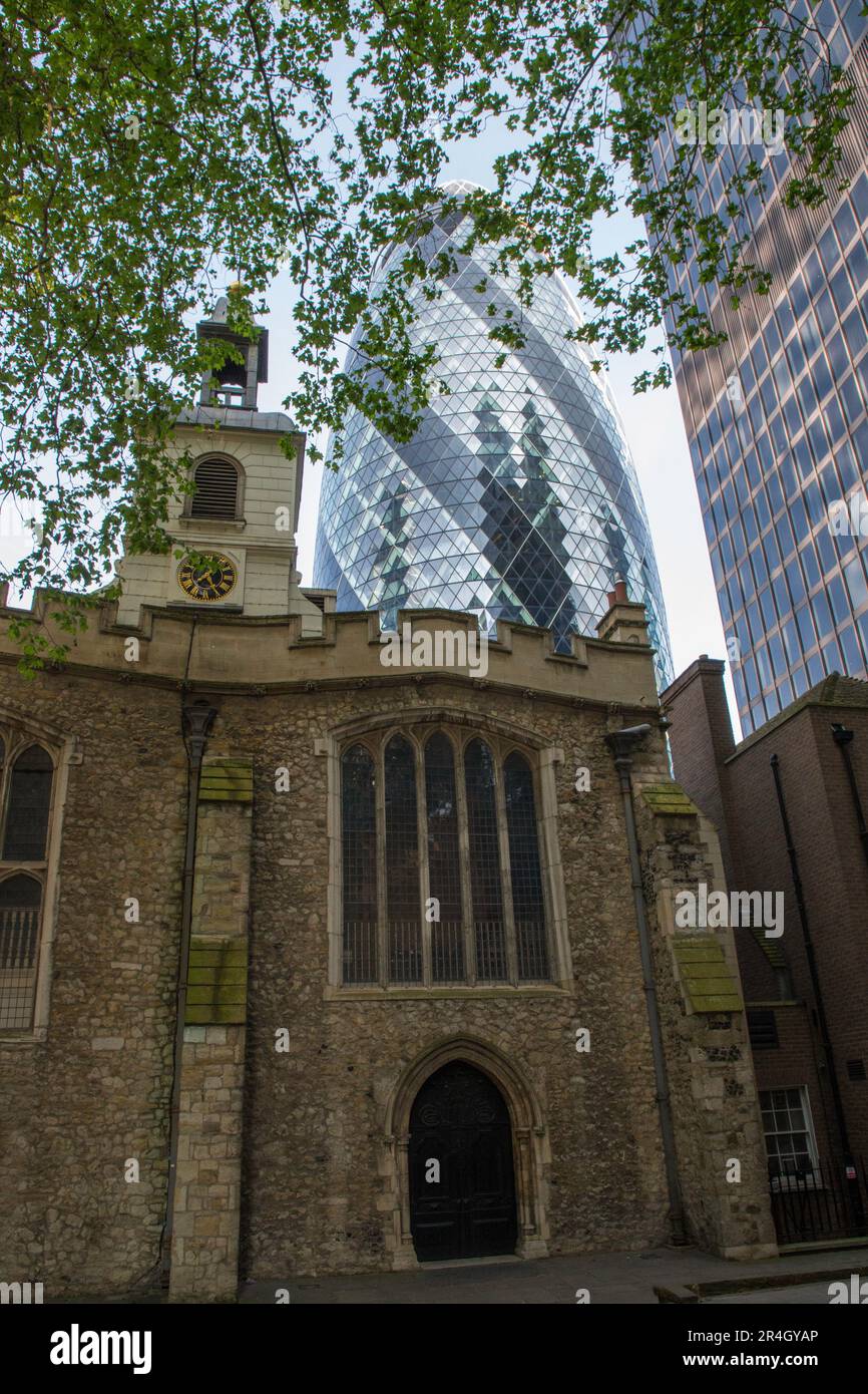 Eglise de St Mary Ax et de gherkin Londres Banque D'Images