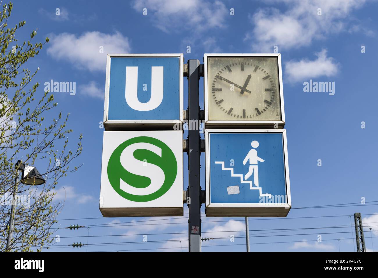Postez avec une horloge et des panneaux pour l'entrée des S-bahn et u-bahn dans une ville allemande Banque D'Images