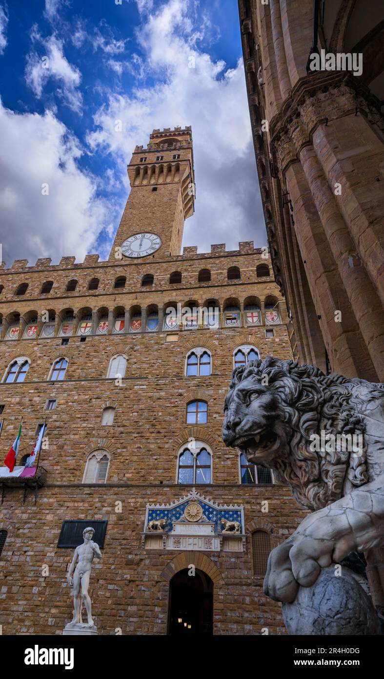 Vue sur le Palazzo Vecchio depuis la Loggia dei Lanzi à Florence, Italie. Banque D'Images