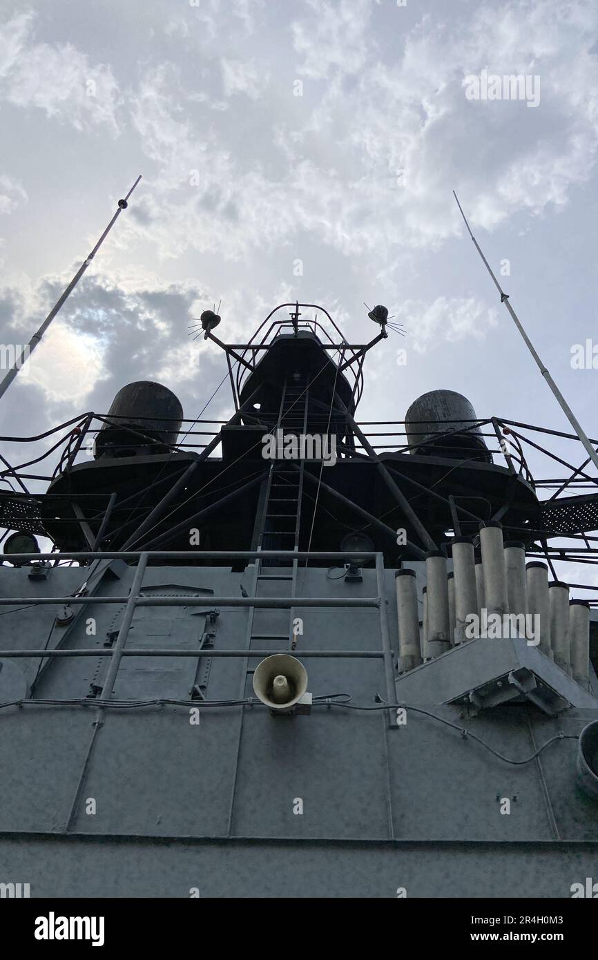 En dehors des détails de navire de mer militaire vintage retiré numéro de navire de guerre de la marine, mitrailleuse lourde, drapeau nautique, antenne, pont de destroyer Banque D'Images