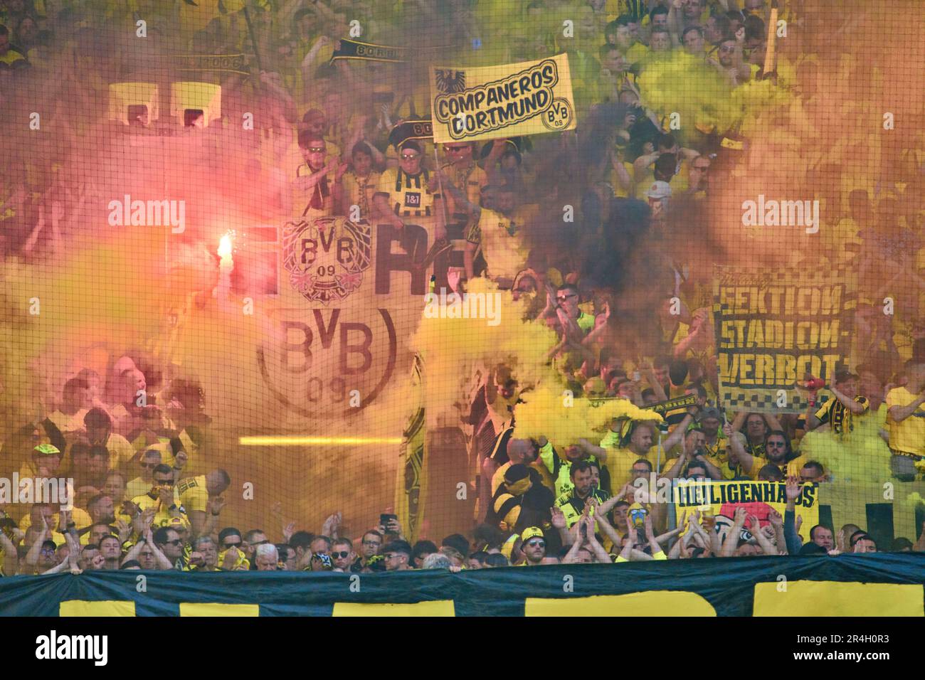 Fans de BVB dans le match BORUSSIA DORTMUND - FSV MAINZ 05 2-2, BVB a perdu la chance pour le titre. 1.Ligue allemande de football sur 27 mai 2023 à Dortmund, Allemagne. Saison 2022/2023, match jour 34, 1.Bundesliga, 34.Spieltag, BVB, MZ, © Peter Schatz / Alamy Live News - LES RÉGLEMENTATIONS DFL INTERDISENT TOUTE UTILISATION DE PHOTOGRAPHIES comme SÉQUENCES D'IMAGES et/ou QUASI-VIDÉO - Banque D'Images