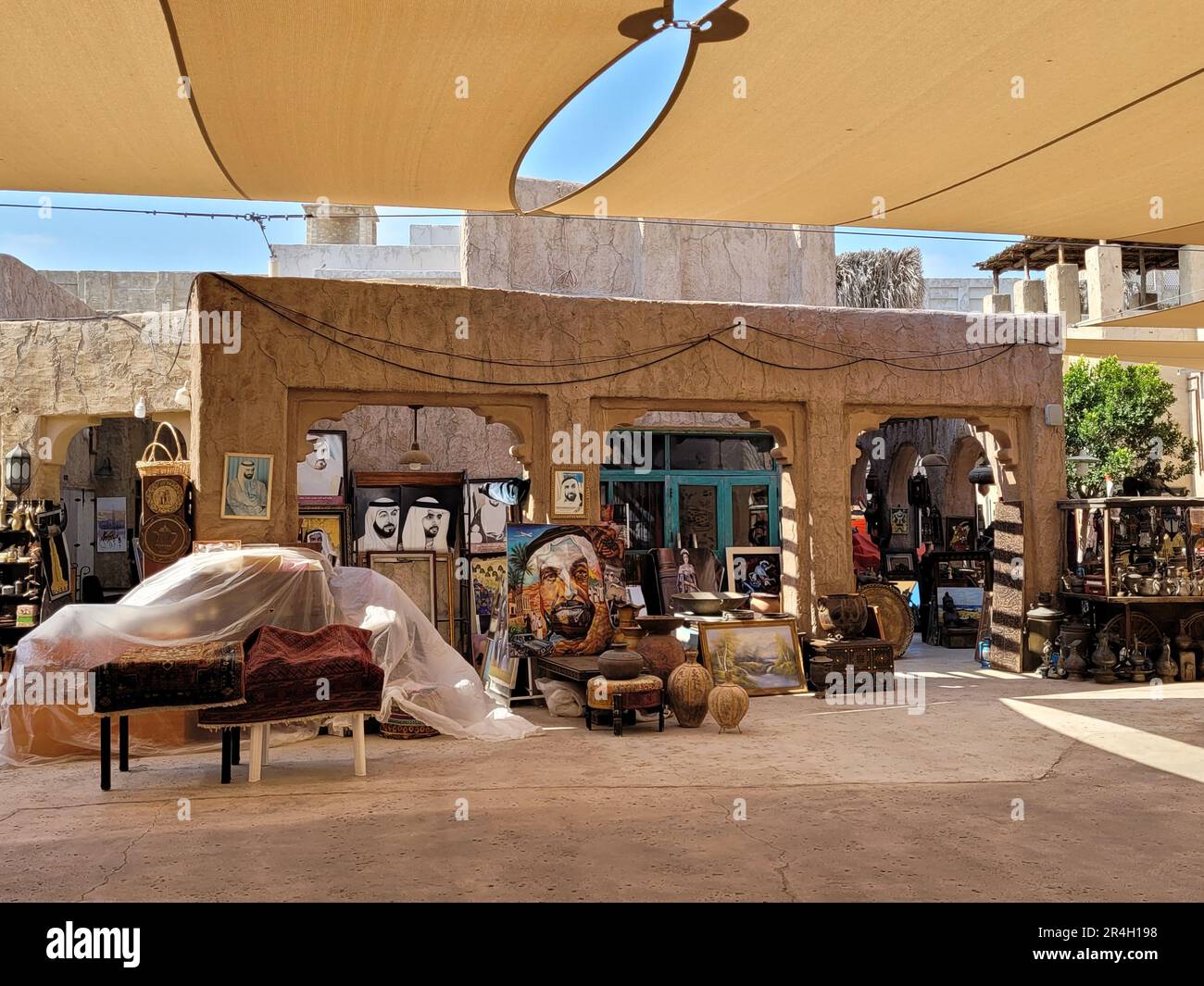 Souvenirs à l'extérieur d'une vieille boutique à l'intérieur d'Al Fahidi à Deira, l'une des plus anciennes et des plus établies zones de Dubaï, Émirats arabes Unis Banque D'Images