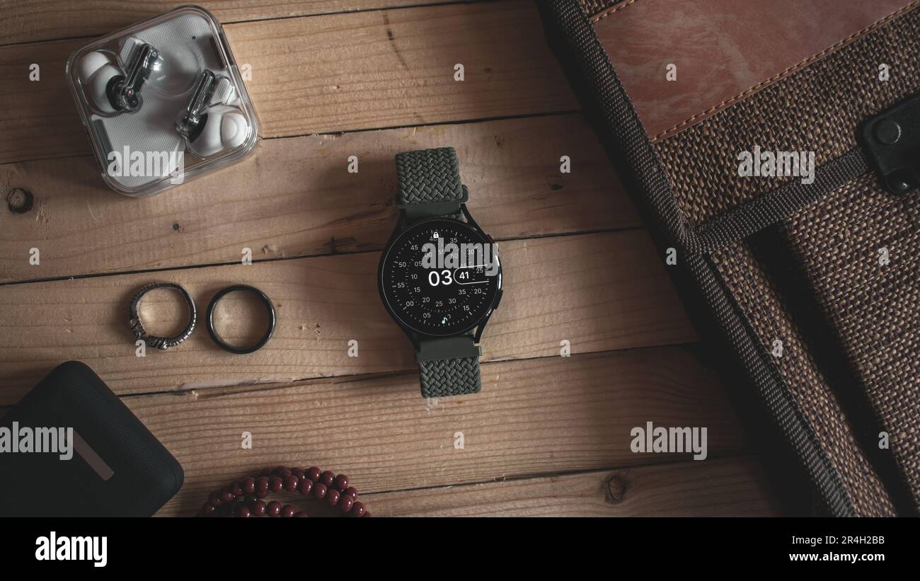 Montre intelligente sur une table en bois Banque D'Images