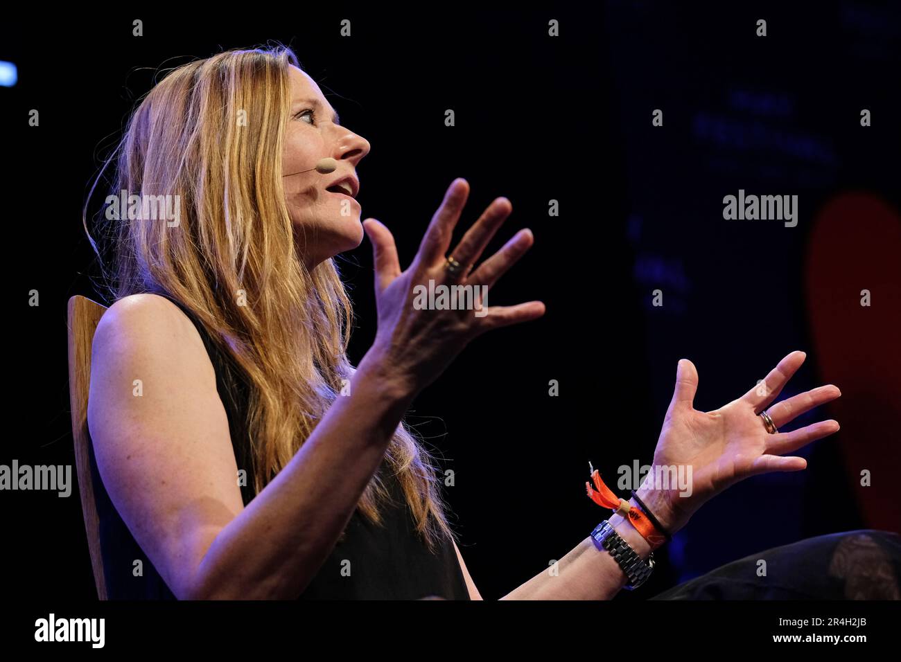 Hay Festival, Hay on Wye, pays de Galles, Royaume-Uni – Dimanche 28th mai 2023 – Andrea Wulf historien et auteur sur scène parlant de son livre Magnificent Rebels - photo Steven May / Alamy Live News Banque D'Images