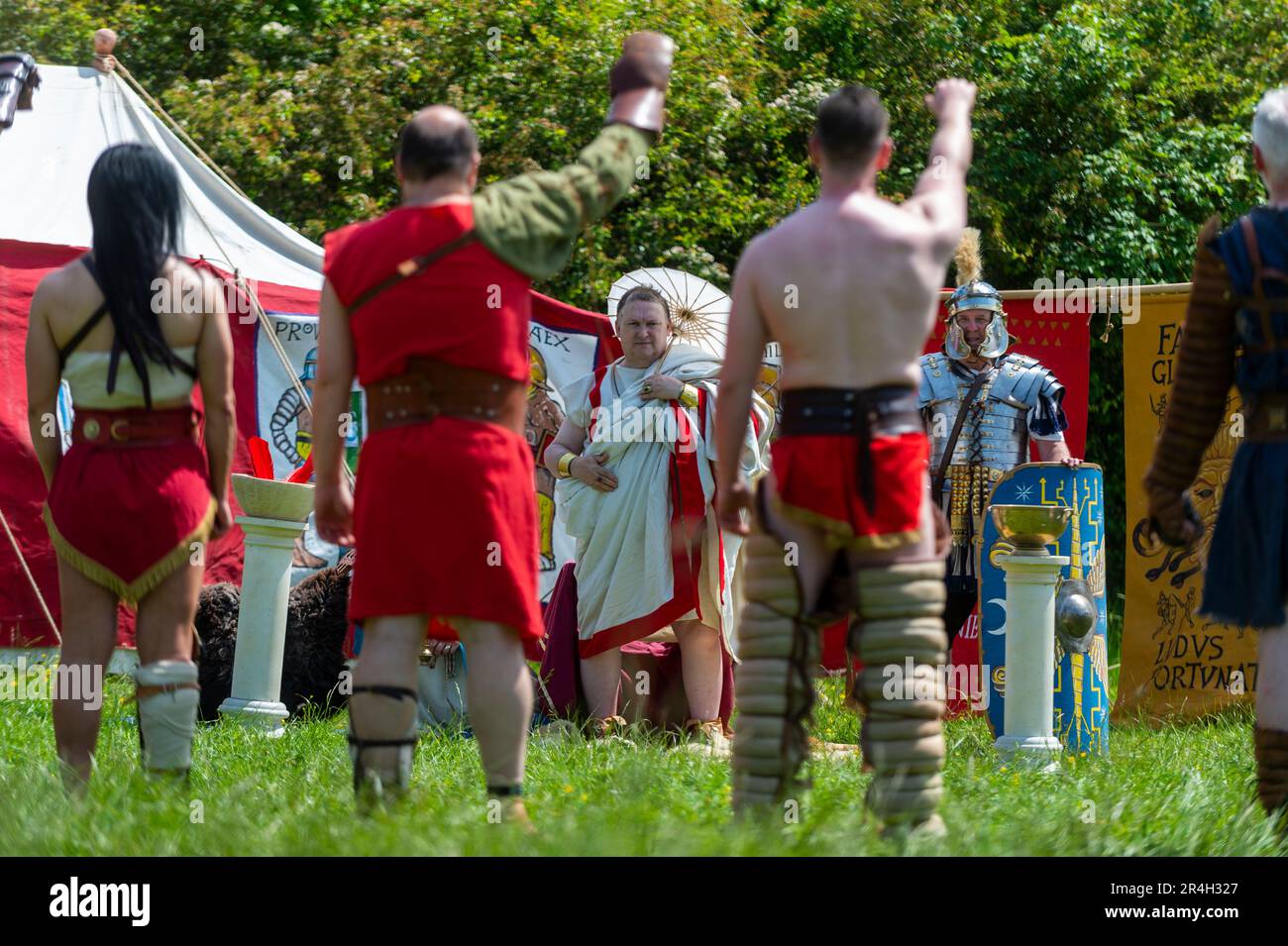 Chalfont, Royaume-Uni. 28 mai 2023. Les gladiateurs rendent hommage au magistrat romain lors des Jeux de gladiateurs au Chiltern Open Air Museum. Mis à vie par Britannia, l'un des plus grands (et plus anciens) groupes romains de reconstitution de l'U.K, les ré-acteurs montrent la vie en Grande-Bretagne romaine dans le 1st siècle après J.-C. Chiltern Open Air Museum raconte l'histoire de la région de Chilterns par la préservation de bâtiments historiques, de paysages et de culture. Credit: Stephen Chung / Alamy Live News Banque D'Images