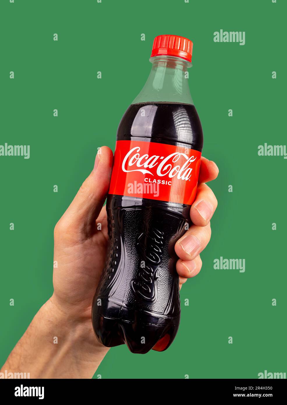 Berlin Allemagne 23 mai 2023 tient main boisson Coca Cola, emballé dans une bouteille en plastique transparent avec lable rouge. Banque D'Images