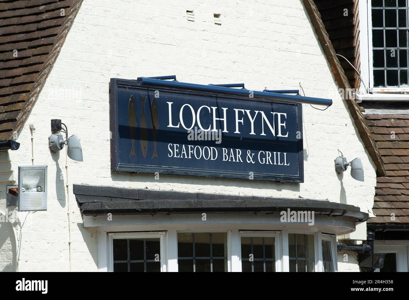 Ascot, Berkshire, Royaume-Uni. 28th mai 2023. Les habitants de la région sont tristes que ce week-end, le restaurant Loch Fyne Seafood and Grill d'Ascot, Berkshire, qui a ouvert ses portes en août 2018, ait été fermé définitivement. Des blocs de béton ont été placés à l'entrée du parking. Le restaurant Loch Fyne de Wokingham a également été fermé il y a quelques mois. Le Loch Fyne appartient à la chaîne de pub Greene King. D'après leur site Internet, leurs autres restaurants d'Édimbourg, Portsmouth, Woburn et York restent ouverts. Crédit : Maureen McLean/Alay Live News Banque D'Images