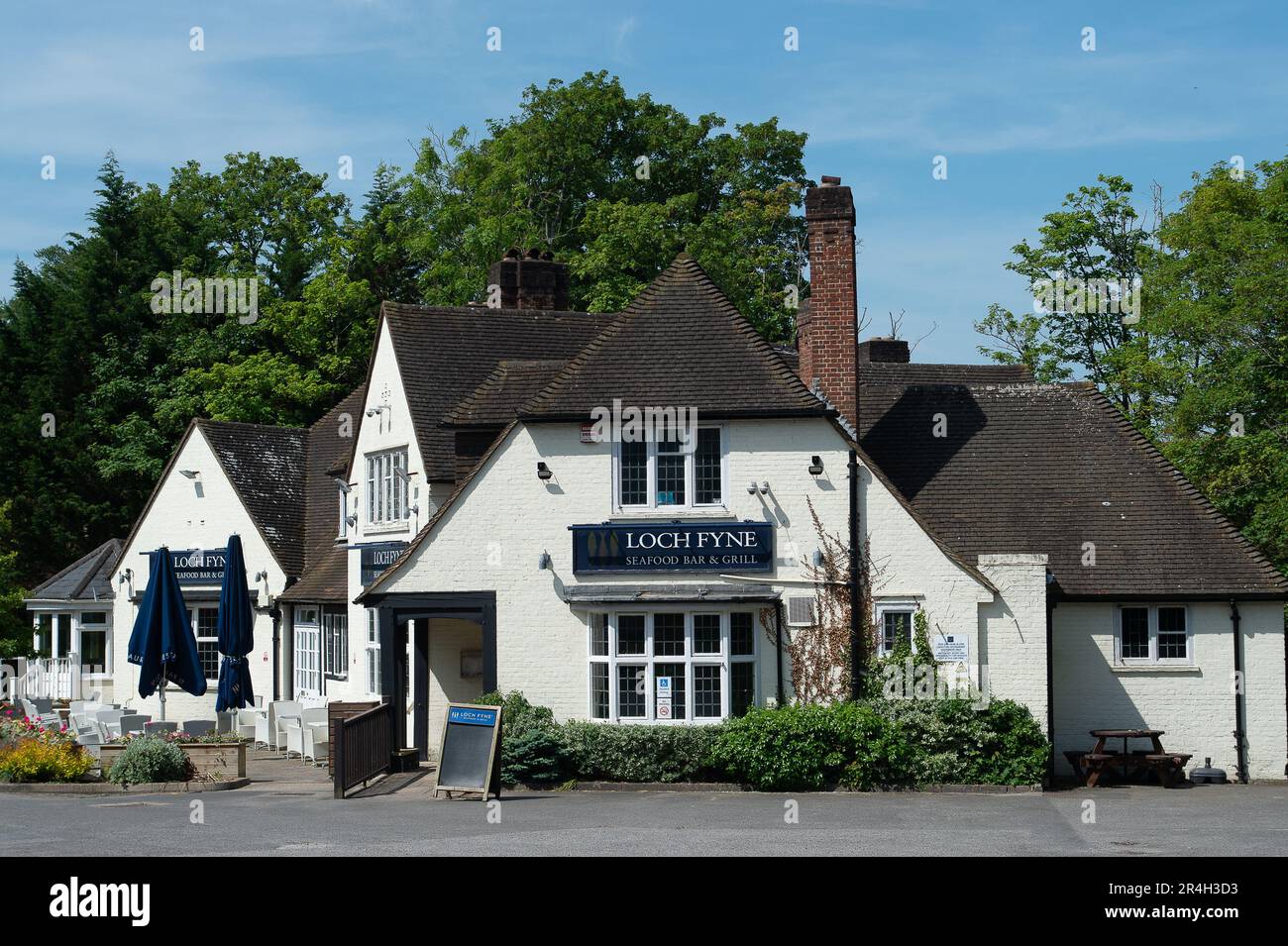 Ascot, Berkshire, Royaume-Uni. 28th mai 2023. Les habitants de la région sont tristes que ce week-end, le restaurant Loch Fyne Seafood and Grill d'Ascot, Berkshire, qui a ouvert ses portes en août 2018, ait été fermé définitivement. Des blocs de béton ont été placés à l'entrée du parking. Le restaurant Loch Fyne de Wokingham a également été fermé il y a quelques mois. Le Loch Fyne appartient à la chaîne de pub Greene King. D'après leur site Internet, leurs autres restaurants d'Édimbourg, Portsmouth, Woburn et York restent ouverts. Crédit : Maureen McLean/Alay Live News Banque D'Images