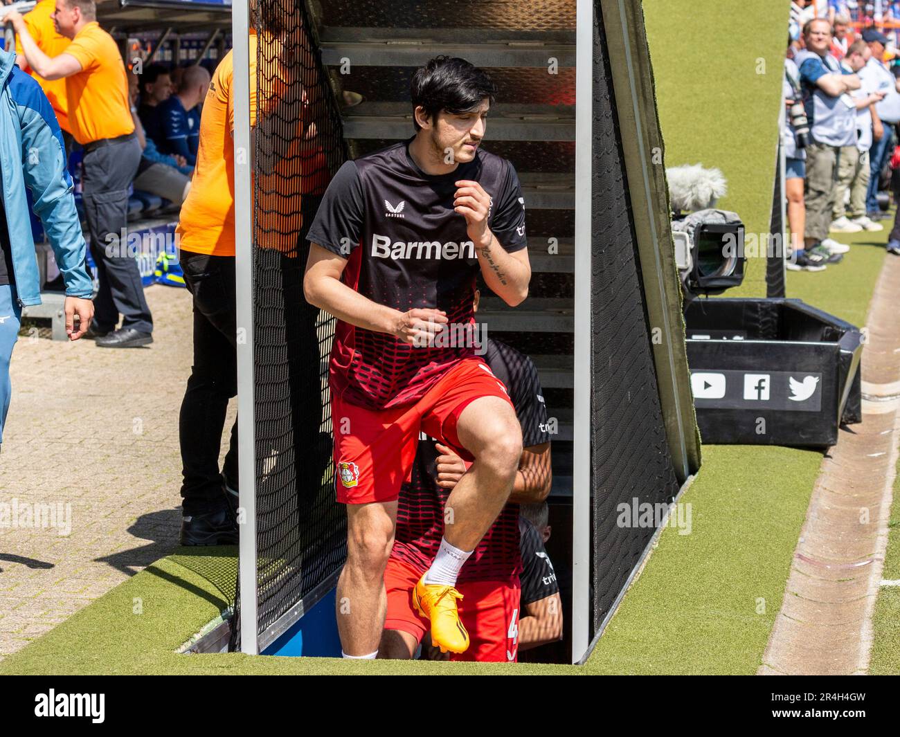 Sports, football, Bundesliga, 2022/2023, VfL Bochum contre Bayer 04 Leverkusen 3-0, Vonovia Ruhr Stadium, Leverkusen joueurs entrent dans le terrain pour l'échauffement, Sardar Azmoun (Lev), DFL RÈGLEMENTS INTERDISENT TOUTE UTILISATION DE PHOTOGRAPHIES COMME SÉQUENCES D'IMAGES ET/OU QUASI-VIDÉO Banque D'Images