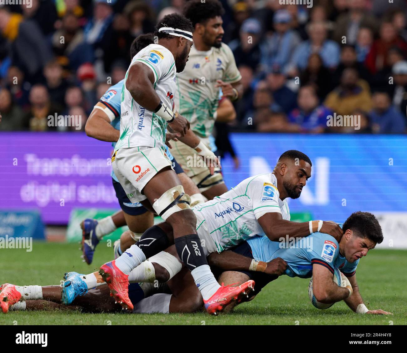 Ben Donaldson Des Waratahs Est Attaqué Lors Du Match De Rugby Super ...