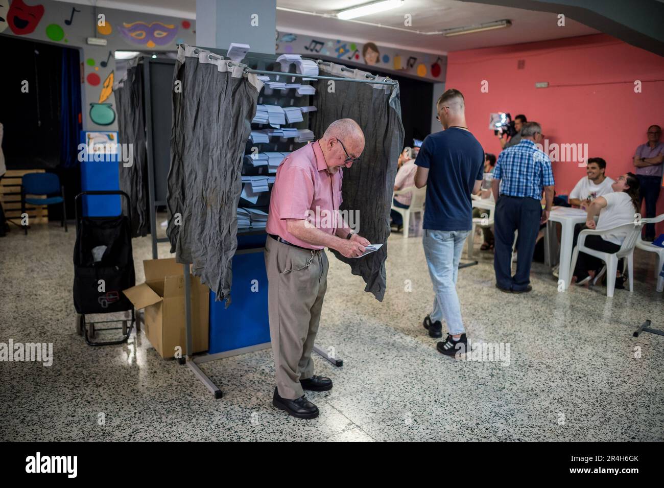 Malaga, Espagne. 28th mai 2023. Un homme âgé se prépare à voter lors des élections municipales et régionales. Les Espagnols sont appelés à voter aux élections locales et régionales sur le 28 mai pour décider des gouvernements locaux et régionaux du pays. Selon les rapports, les résultats des élections municipales et provinciales pourraient influencer le vote et les résultats des élections générales espagnoles à la fin de l'année. Crédit : SOPA Images Limited/Alamy Live News Banque D'Images