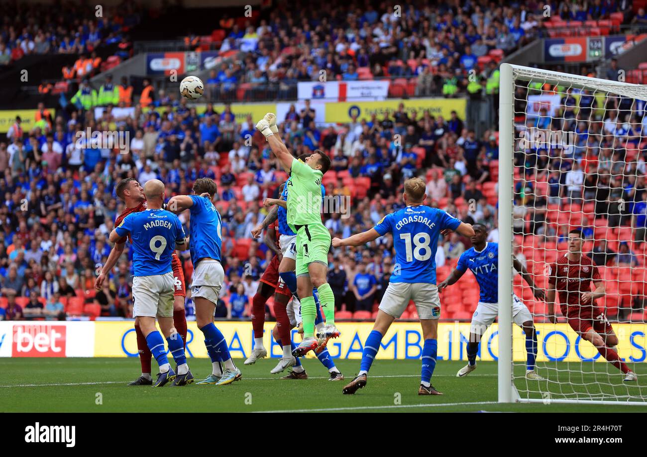 Ben Hinchliffe, gardien de but du comté de Stockport, joue au ballon
