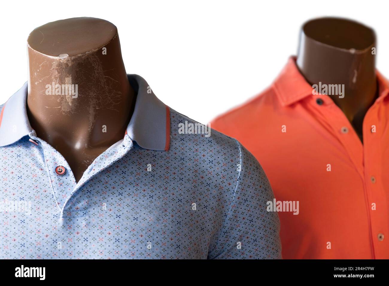 Deux mannequins sans tête de sexe masculin vêtus de chemises, isolés sur fond blanc Banque D'Images