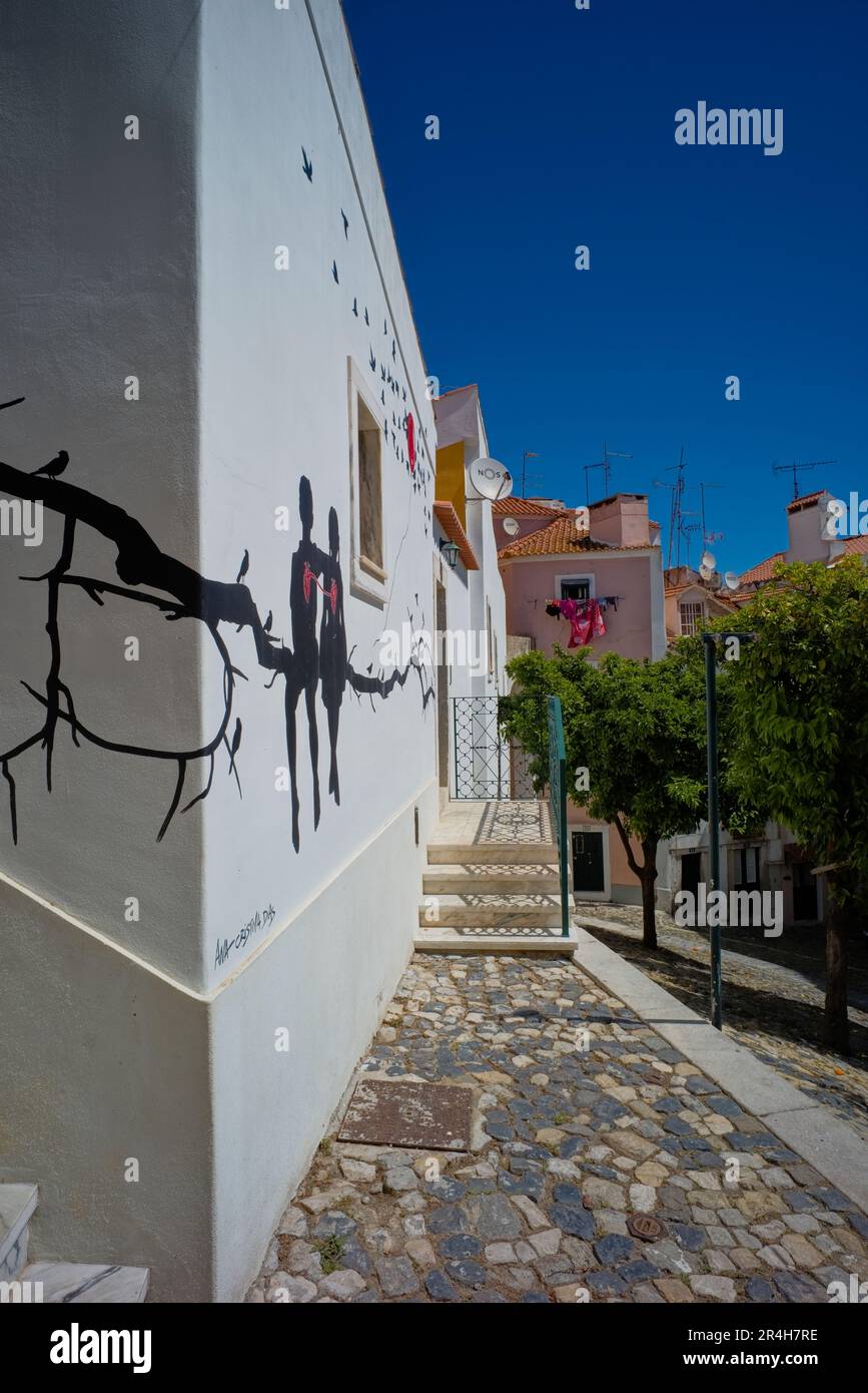 Le quartier Alfama de Lisbonne est plein de rues étroites avec moderne et vieux à côté l'un de l'autre Banque D'Images