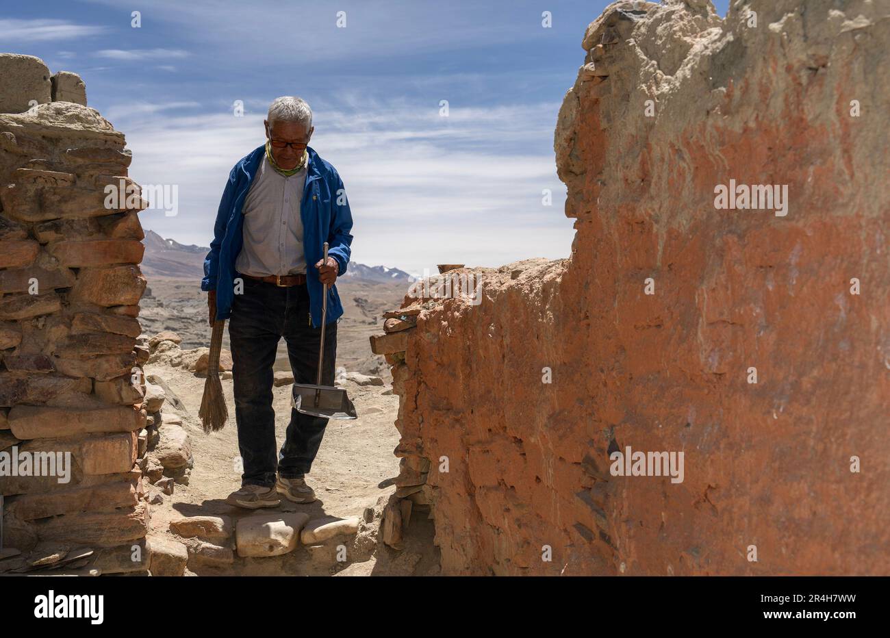 (230528) -- ZANDA, 28 mai 2023 (Xinhua) -- Rigzin Wangzhab se prépare à nettoyer une grotte dans le comté de Zanda de la préfecture de Ngari, dans la région autonome du Tibet du sud-ouest de la Chine, à 26 mai 2023. Caché parmi les collines de grès dans l'ouest du Tibet isolé, une étendue de cavernes en forme de nid d'abeille est bien loin de la portée de la plupart des voyageurs. Connues sous le nom de grottes de Donggar et de Piyang, les cavernes vieilles de 1 000 ans de la préfecture de Ngari, dans la région autonome du Tibet, contiennent l'une des plus grandes collections de peintures murales bouddhistes tibétaines au monde. Rigzin Wangzhab, 75 ans, garde le site depuis plus de 20 ans. « Quand j'étais Banque D'Images