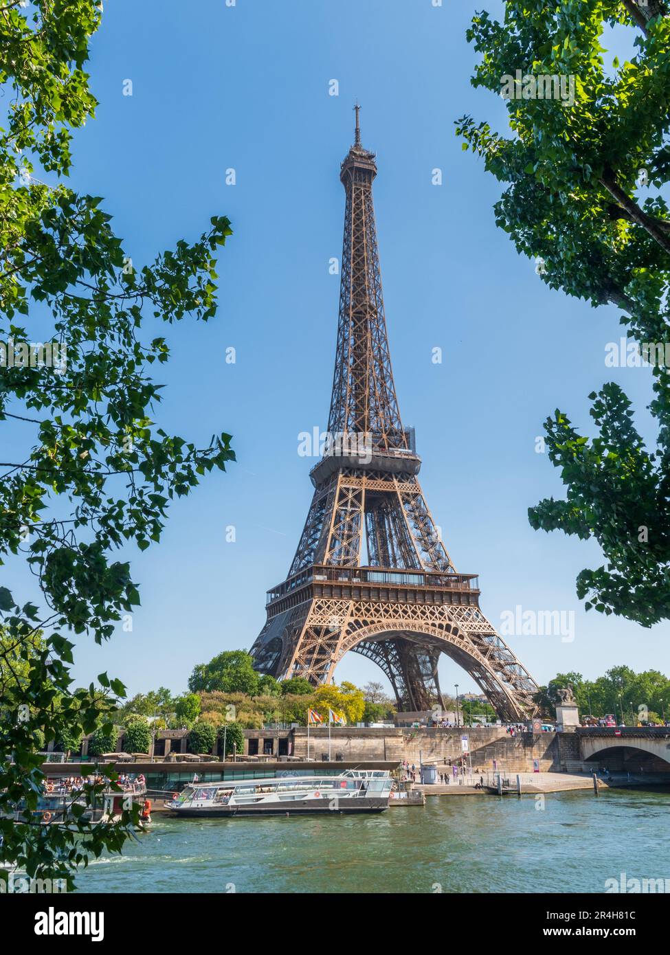 La Tour Eiffel au soleil de mai le long de la Seine Banque D'Images