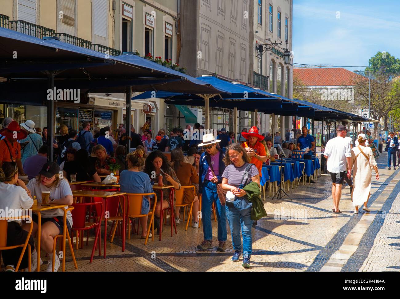 La Rua Augusta, située dans le centre de Lisbonne, est un restaurant extérieur virtuel et continu Banque D'Images