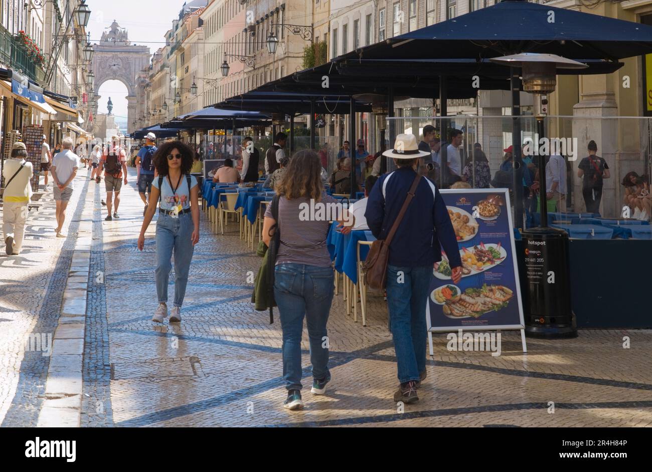La Rua Augusta, située dans le centre de Lisbonne, est un restaurant extérieur virtuel et continu Banque D'Images