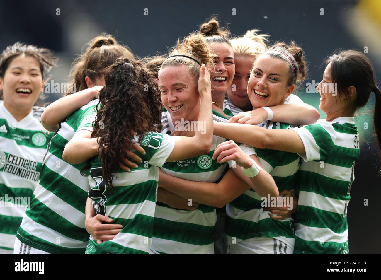 Celtic's Claire O'Riordan (au centre) célèbre le deuxième but de son équipe lors du match final de la coupe écossaise des femmes à Hampden Park, Glasgow. Date de la photo: Dimanche 28 mai 2023. Banque D'Images