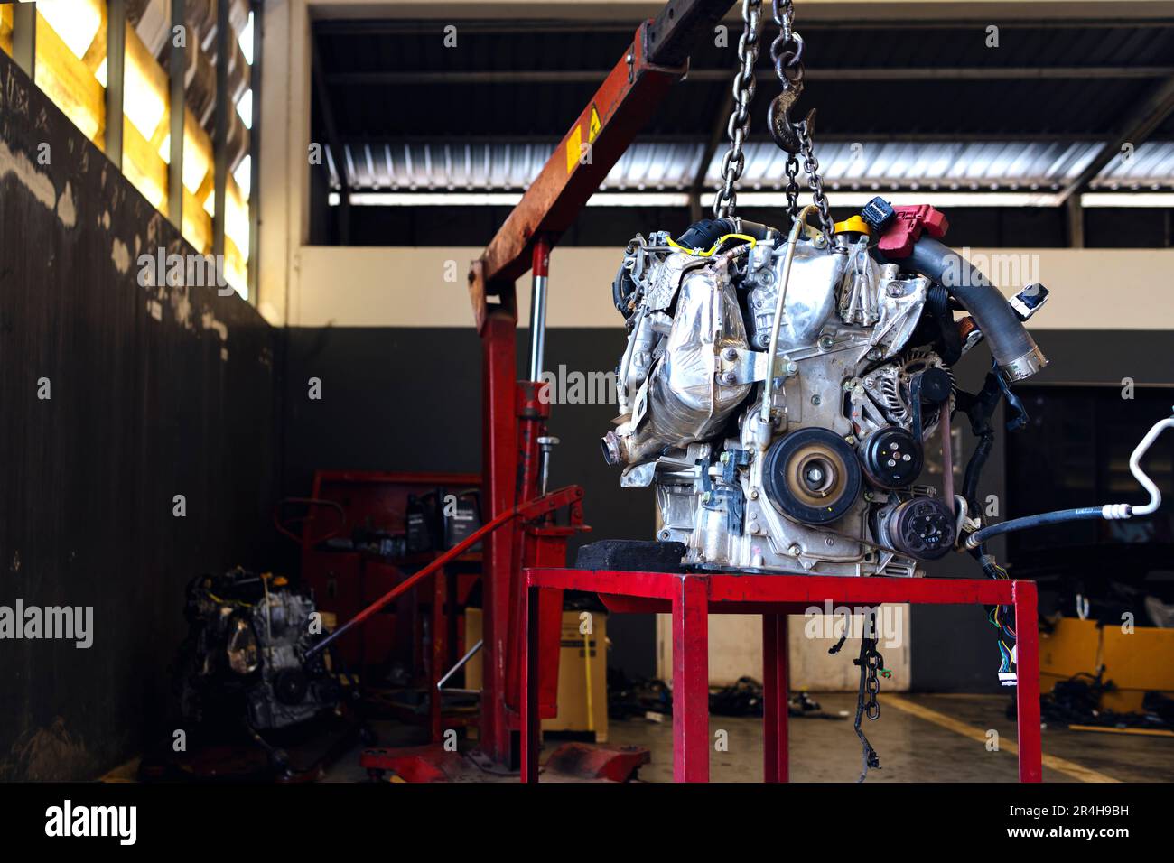 gros plan sur le moteur de la voiture dans le centre de service avec ...