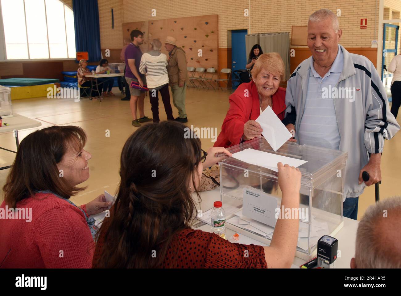 Vendrell, Espagne. 28th mai 2023. Une vieille femme vote dans une urne lors des élections locales espagnoles de 2023. Quelque 27 000 citoyens de Vendrell (Tarragone Espagne) élisent aujourd'hui leurs représentants politiques pour diriger le Conseil municipal lors des élections municipales de 2023 qui se tiennent également dans toutes les municipalités d'Espagne. Crédit : SOPA Images Limited/Alamy Live News Banque D'Images