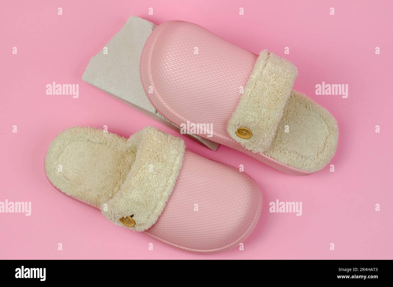 Pantoufles roses pour femmes avec isolation en fourrure. Chaussures intérieures en mousse. Banque D'Images