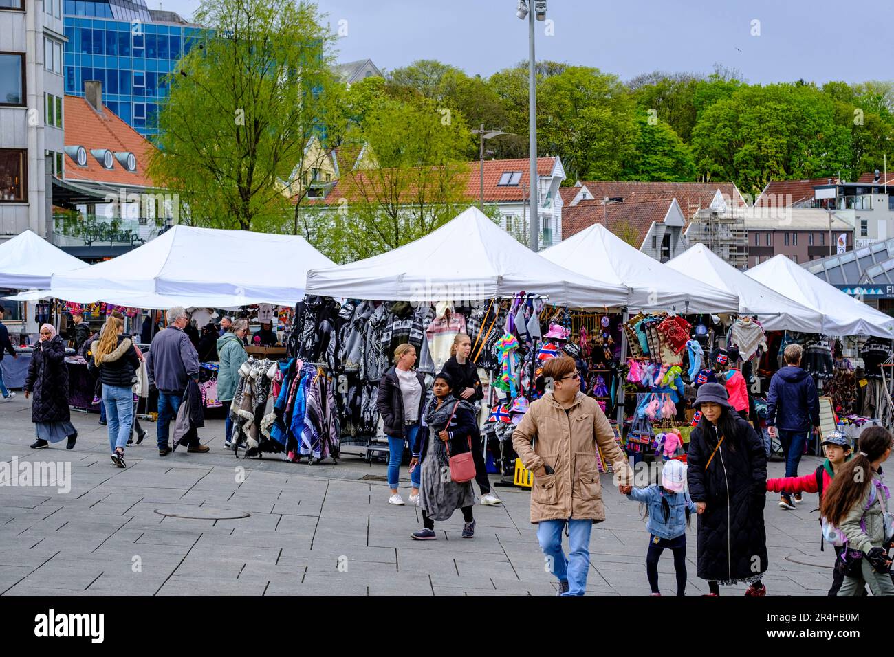 Stavanger, Rogaland, Norvège, 19 mai 2023, marché de rue en plein air le centre-ville de Stavanger avec des foules de magasins et de touristes Banque D'Images