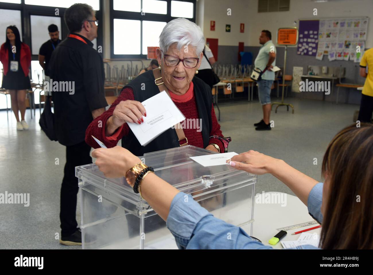 Vendrell, Espagne. 28th mai 2023. Une vieille femme vote dans une urne lors des élections locales espagnoles de 2023. Quelque 27 000 citoyens de Vendrell (Tarragone Espagne) élisent aujourd'hui leurs représentants politiques pour diriger le Conseil municipal lors des élections municipales de 2023 qui se tiennent également dans toutes les municipalités d'Espagne. (Photo de Ramon Costa/SOPA Images/Sipa USA) crédit: SIPA USA/Alay Live News Banque D'Images