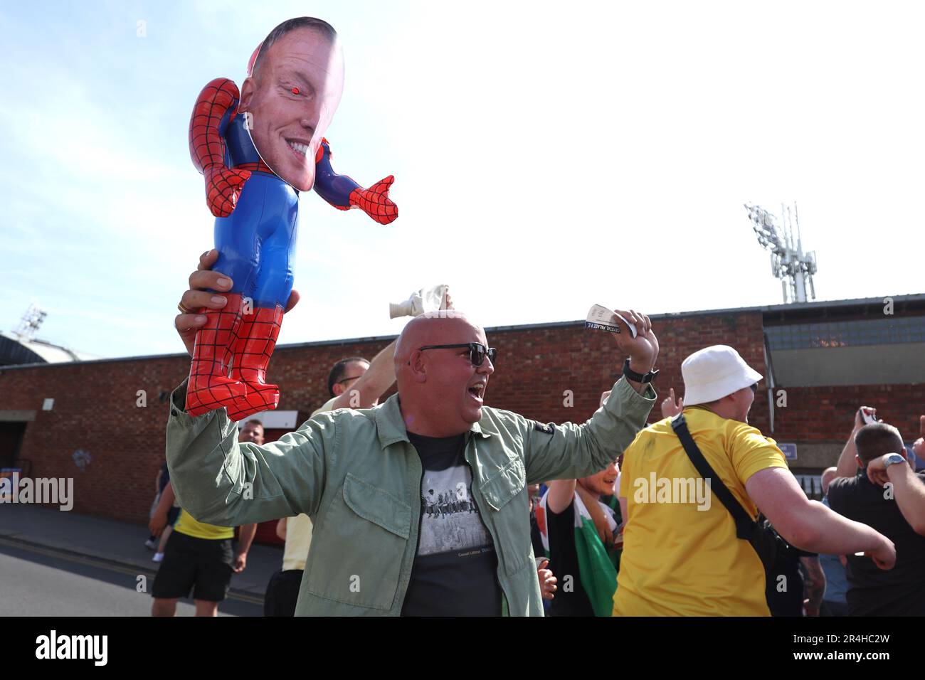 Un fan de la forêt de Nottingham tenant une poupée Spiderman gonflable avec un masque du directeur de la forêt de Nottingham Steve Cooper devant le stade avant le match de la Premier League à Selhurst Park, Londres. Date de la photo: Dimanche 28 mai 2023. Banque D'Images