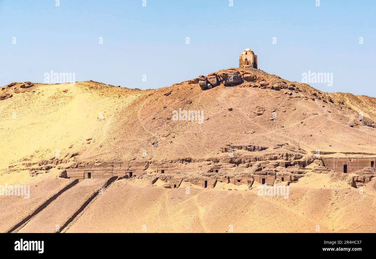 Qubbet el Hawa colline bombée tombeau avec anciennes tombes de nobles dans la falaise du désert, Cisjordanie, Nil, Assouan, Egypte, Afrique du Sud Banque D'Images