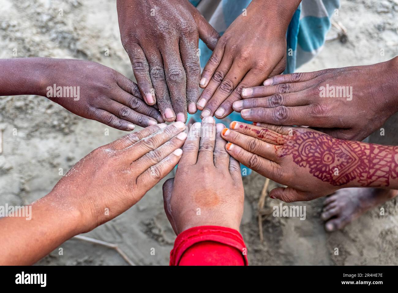 L'équipe a mis les mains ensemble. Les gens d'affaires symbolisent ensemble les mains pour montrer le travail d'équipe Banque D'Images