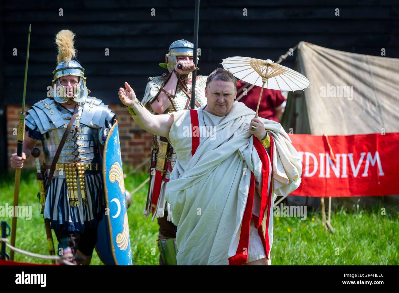 Chalfont, Royaume-Uni. 28 mai 2023. Le magistrat romain et les gladiateurs dans une parade aux Jeux de gladiateurs au Chiltern Open Air Museum. Mis à vie par Britannia, l'un des plus grands (et plus anciens) groupes romains de reconstitution de l'U.K, les ré-acteurs montrent la vie en Grande-Bretagne romaine dans le 1st siècle après J.-C. Chiltern Open Air Museum raconte l'histoire de la région de Chilterns par la préservation de bâtiments historiques, de paysages et de culture. Credit: Stephen Chung / Alamy Live News Banque D'Images