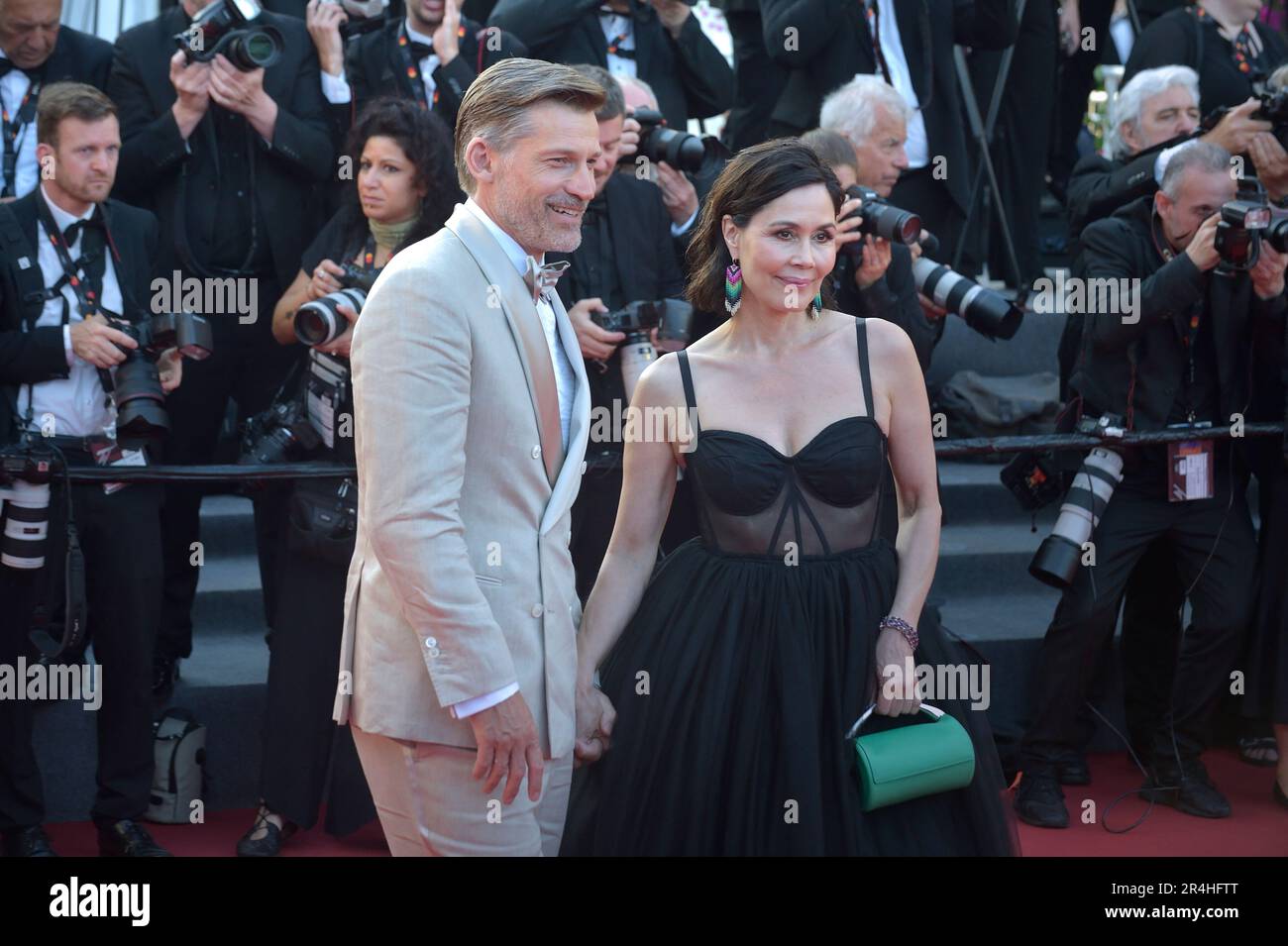 Cannes, France. 27th mai 2023. CANNES, FRANCE - 27 MAI :Nikolaj Coster-Waldau (R) et son épouse la chanteuse Greenlandic Nukaaka Coster-Waldau et la chanteuse israélienne Daniella Pick assistent à la projection et à la cérémonie de clôture « élémentaires » du tapis rouge lors du festival annuel de Cannes 76th au Palais des Festivals sur 27 mai 2023 à Cannes, en France. Credit: dpa/Alay Live News Banque D'Images