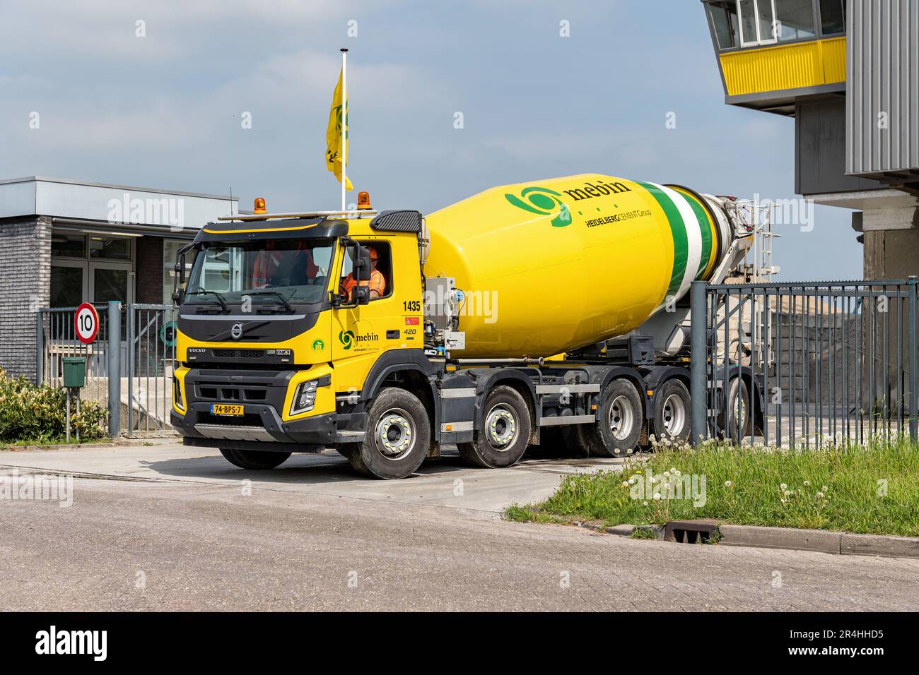 Mélangeur de béton FMX Mebin Volvo. Mebin est une filiale du Groupe HeidelbergCement, l'un des plus grands producteurs de ciment et de béton prêt à l'emploi. Banque D'Images