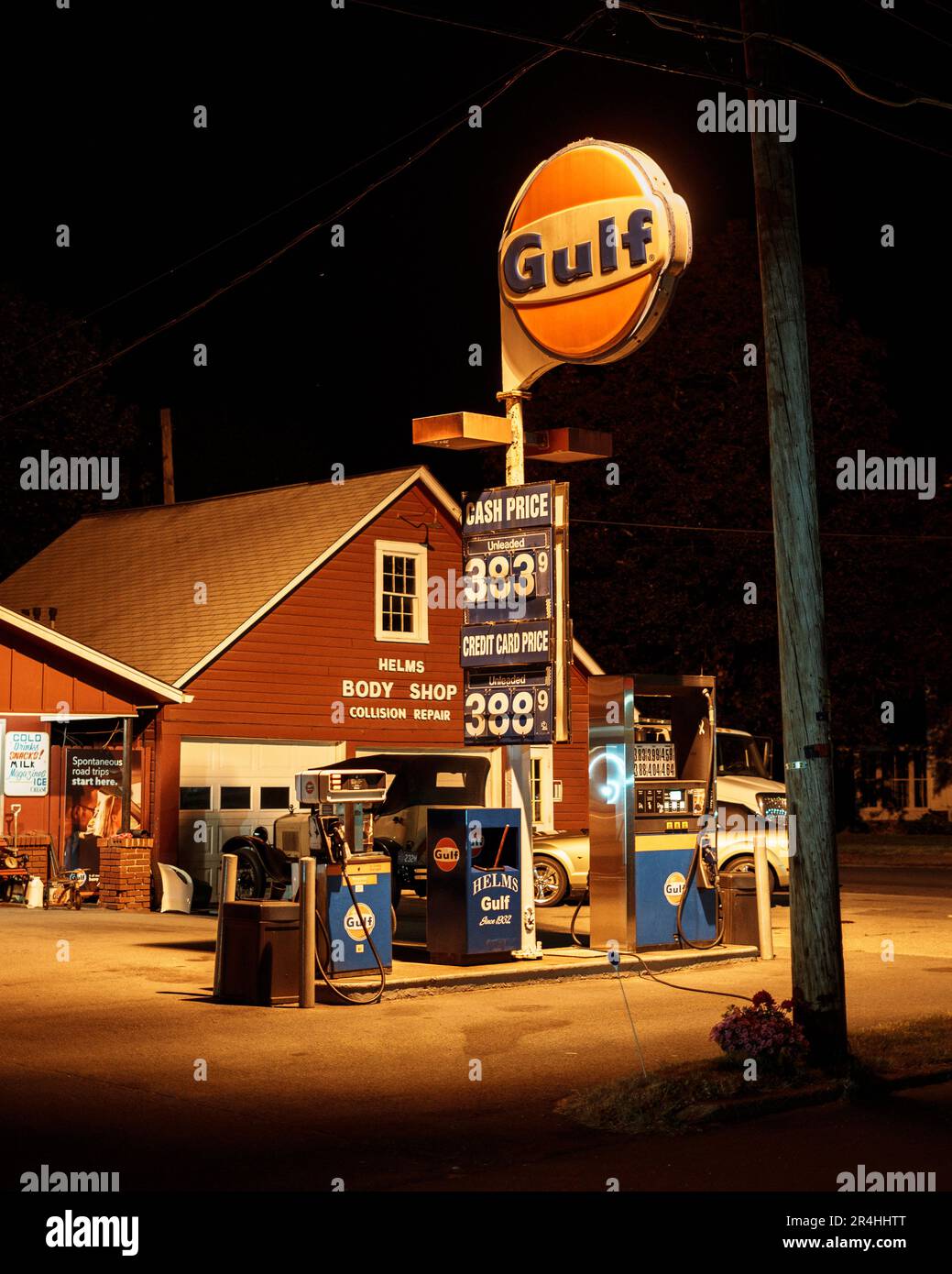 Vintage Gulf Sign et Helms Service Station la nuit, Milford, Pennsylvanie Banque D'Images