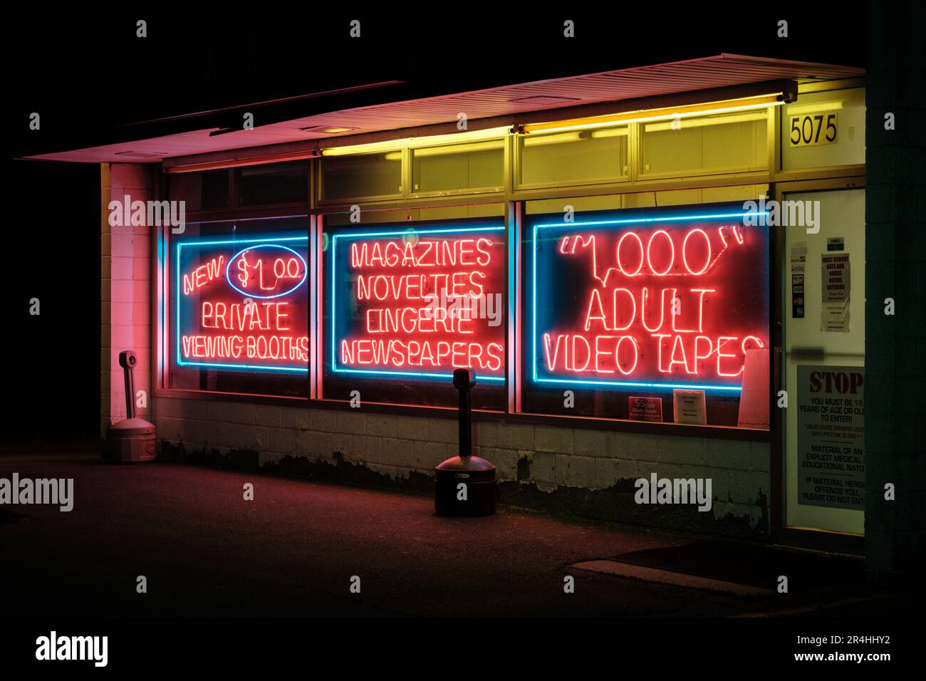 Enseigne au néon pour magasin de vidéos pour adultes la nuit, à New Hampton, New York Banque D'Images