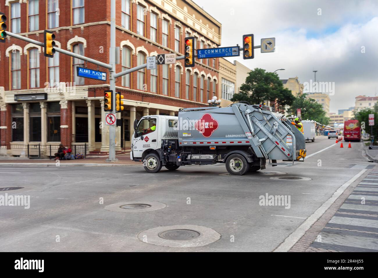 San Antonio, Texas, États-Unis – 9 mai 2023: Un camion de collecte de déchets solides de San Antonio voyageant dans une rue du centre-ville de San Antonio, Tex Banque D'Images