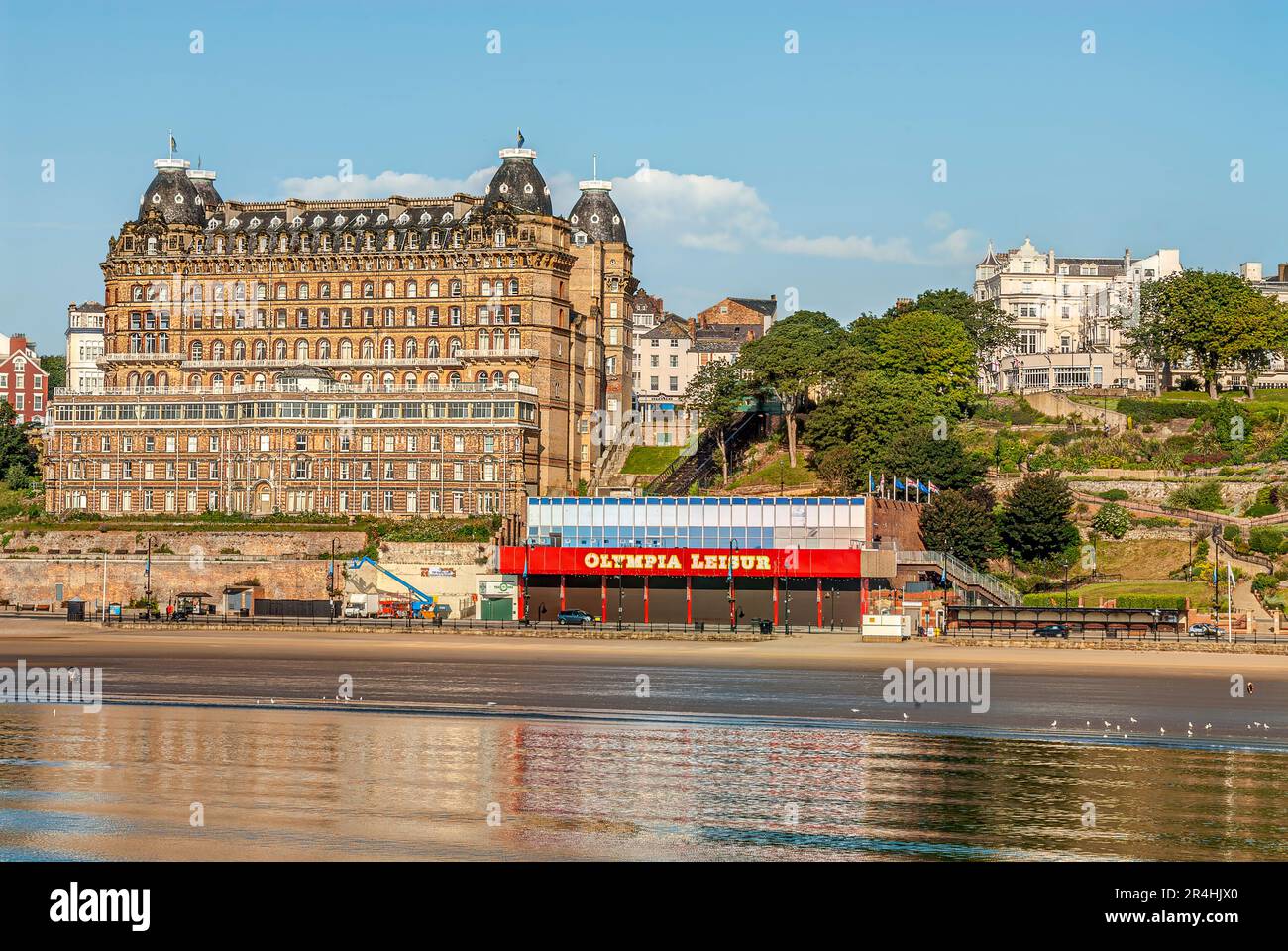 Vue sur le Grand Hotel un grand hôtel de Scarborough, Angleterre, surplombant la baie sud de la ville. Banque D'Images