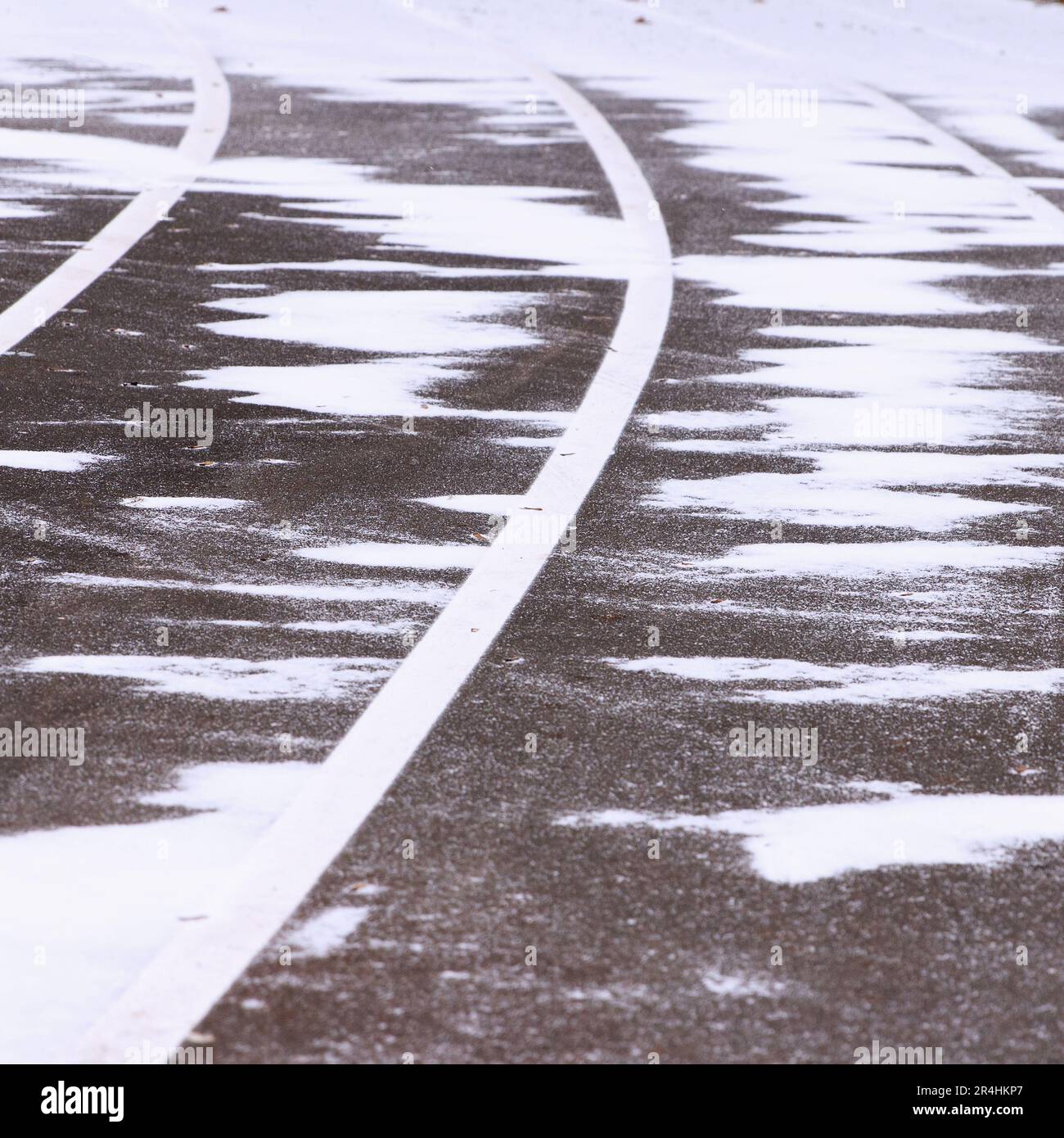 Tapis roulant, pavé, avec des marquages pour les athlètes de coureur. En hiver, par temps enneigé, en arrière-plan Banque D'Images