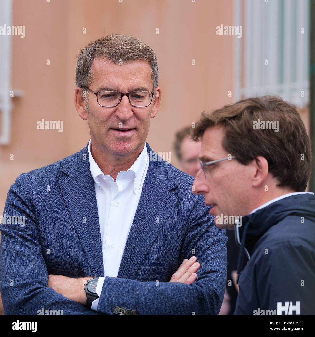 Madrid, Espagne. 28th mai 2023. Président du Parti populaire (PP), Alberto Nuñez Feijoo vu après avoir voté au bureau de vote de l'école Ramiro de Maeztu lors des élections locales de 2023 en Espagne. Aujourd'hui, en 28M, des élections municipales ont lieu dans un total de 8 131 conseils municipaux et des élections régionales dans 12 communautés autonomes. Aux élections municipales, 35 414 655 électeurs pourront voter et aux élections autonomes, 18 382 505 électeurs pourront voter. Crédit : SOPA Images Limited/Alamy Live News Banque D'Images