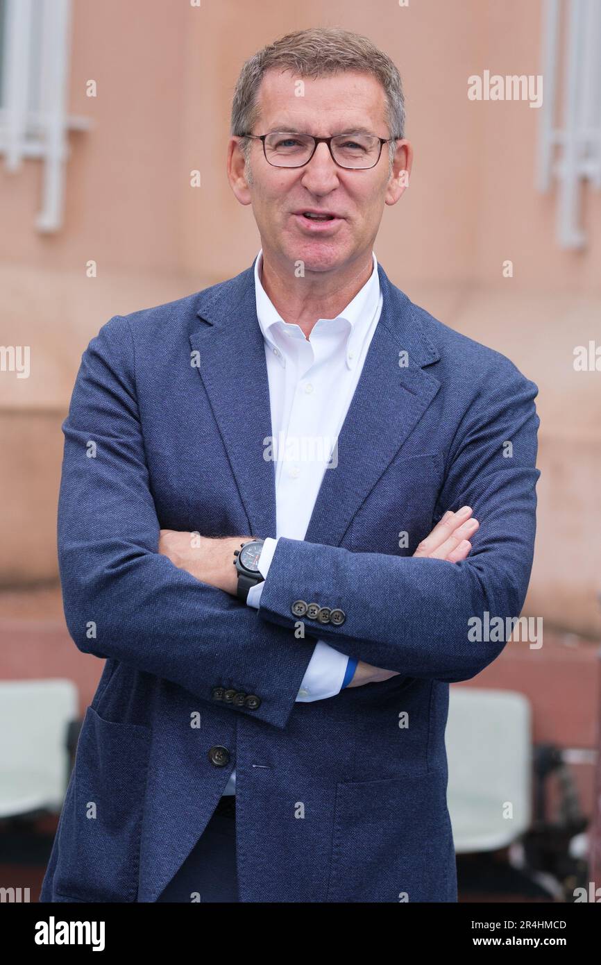 Madrid, Espagne. 28th mai 2023. Président du Parti populaire (PP), Alberto Nuñez Feijoo vu après avoir voté au bureau de vote de l'école Ramiro de Maeztu lors des élections locales de 2023 en Espagne. Aujourd'hui, en 28M, des élections municipales ont lieu dans un total de 8 131 conseils municipaux et des élections régionales dans 12 communautés autonomes. Aux élections municipales, 35 414 655 électeurs pourront voter et aux élections autonomes, 18 382 505 électeurs pourront voter. Crédit : SOPA Images Limited/Alamy Live News Banque D'Images