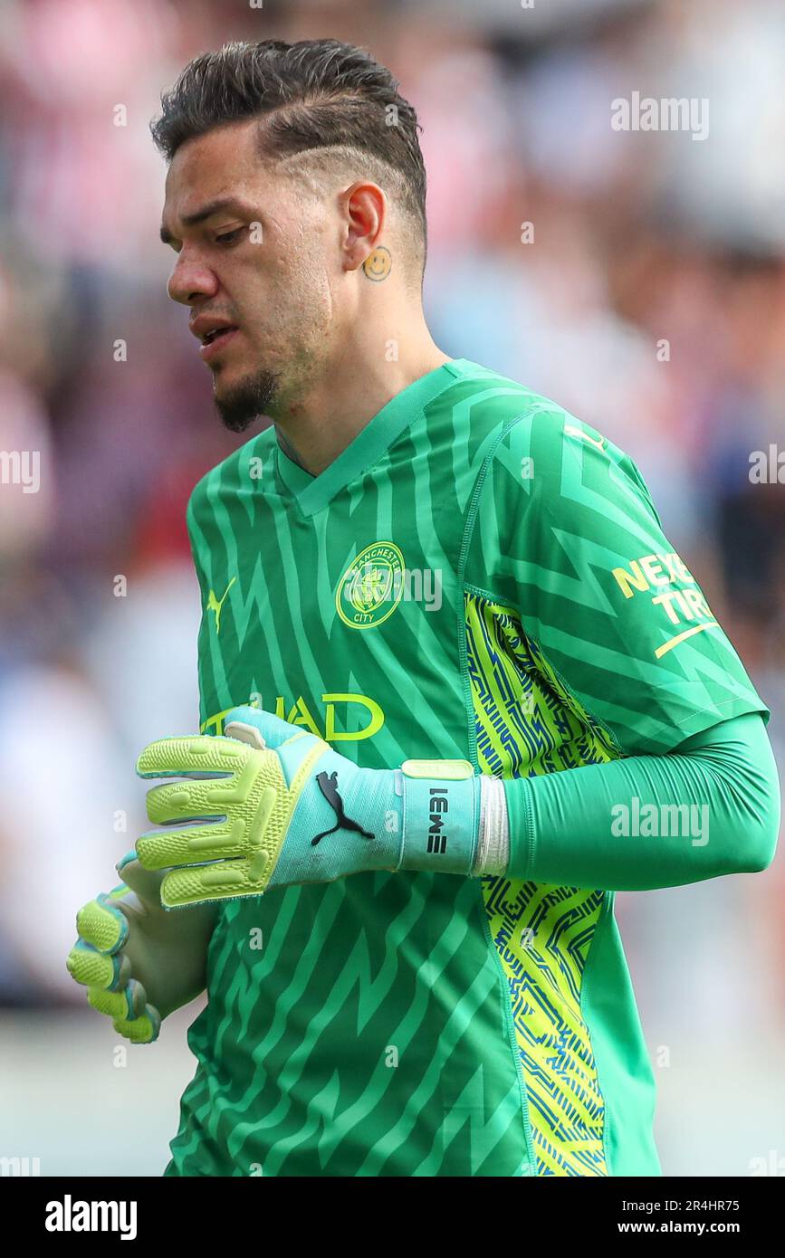 Un tatouage visage souriant sur le cou d'Ederson #31 de Manchester City pendant le match de Premier League Brentford vs Manchester City au stade communautaire Brentford, Londres, Royaume-Uni, 28th mai 2023 (photo de Gareth Evans/News Images) Banque D'Images